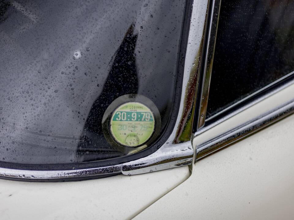 Image 27/50 de Jaguar Type E V12 (2+2) (1972)