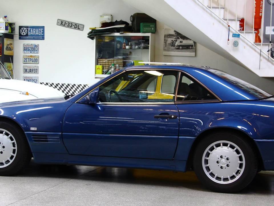 Image 10/32 de Mercedes-Benz 500 SL (1991)