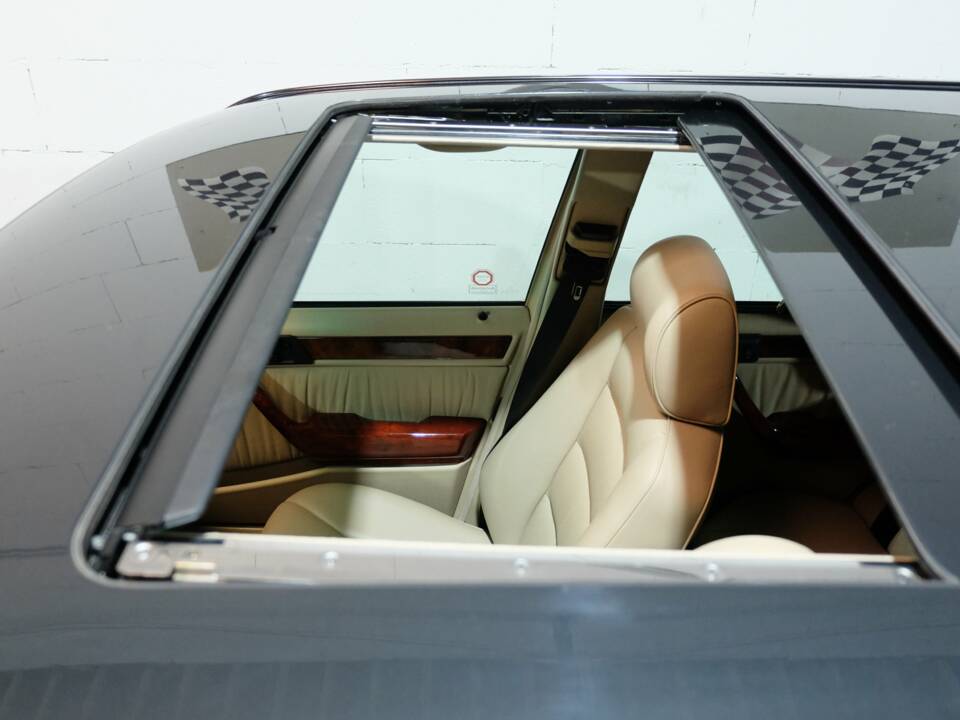 Image 14/32 de Mercedes-Benz 400 E (1991)