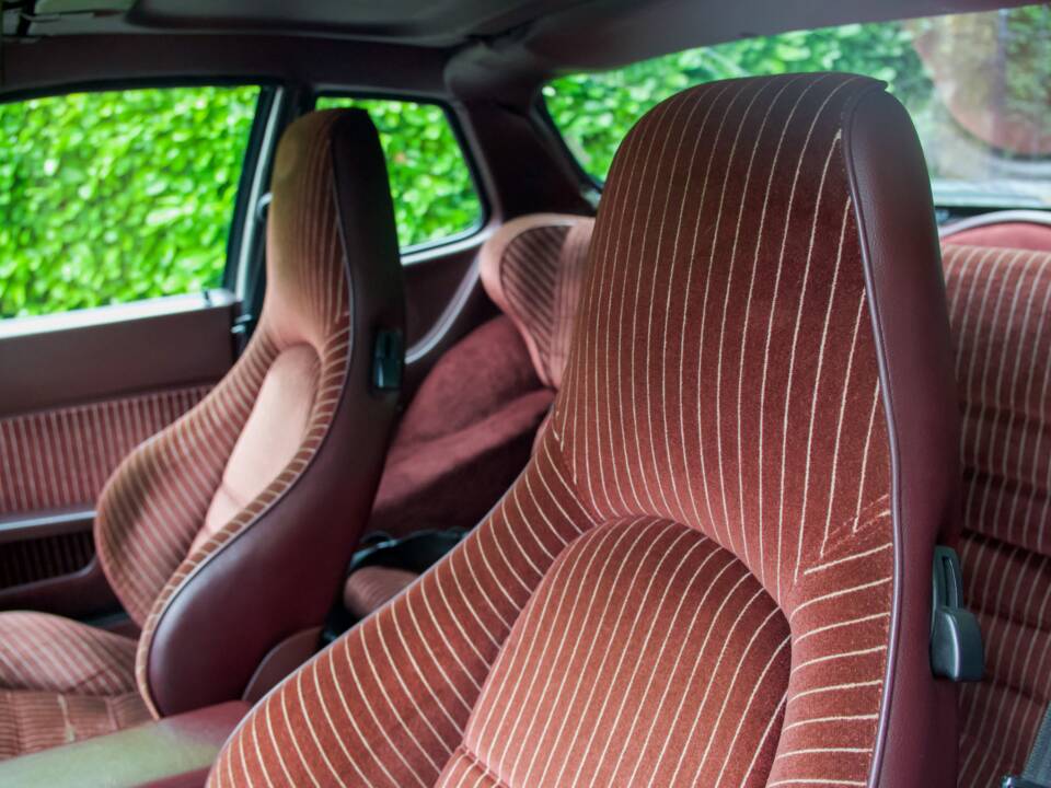 Image 20/24 of Porsche 944 Turbo (1988)