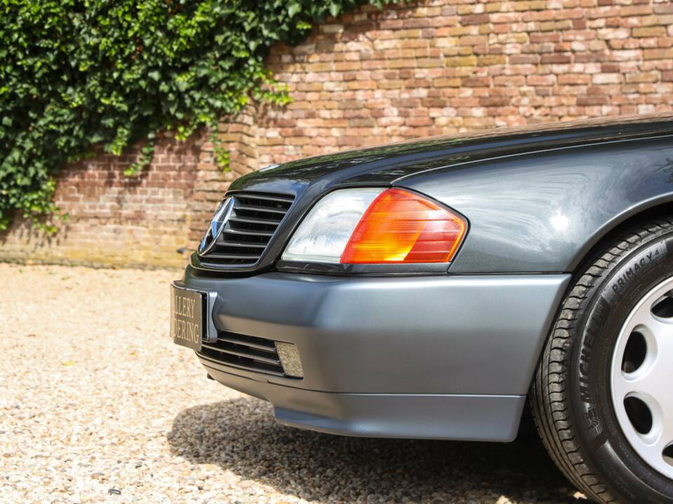 Image 22/50 of Mercedes-Benz 500 SL (1992)