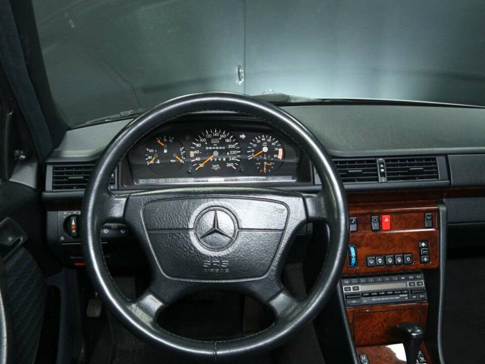 Bild 13/50 von Mercedes-Benz 300 E-24 (1992)