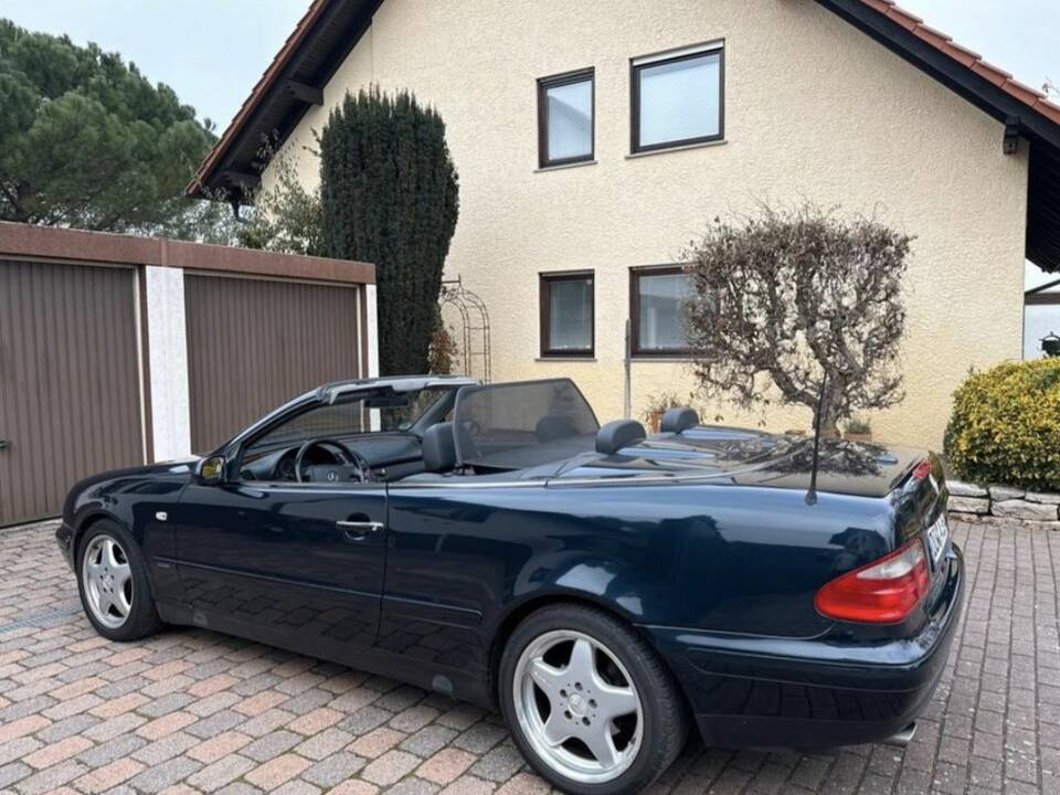 Image 7/8 of Mercedes-Benz CLK 320 (1999)