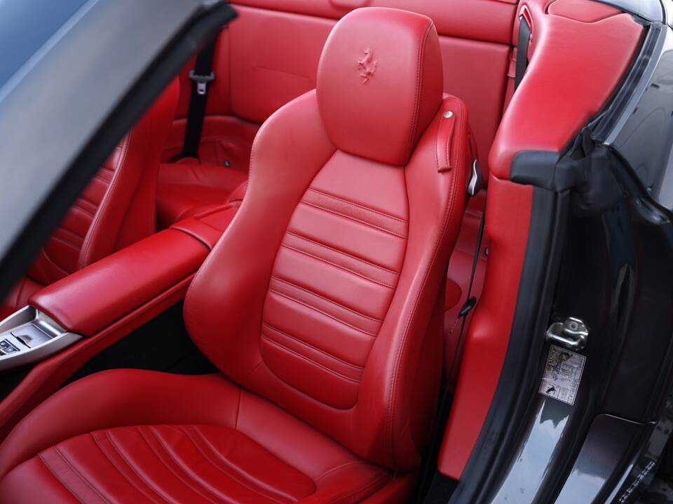 Image 16/50 of Ferrari California (2009)