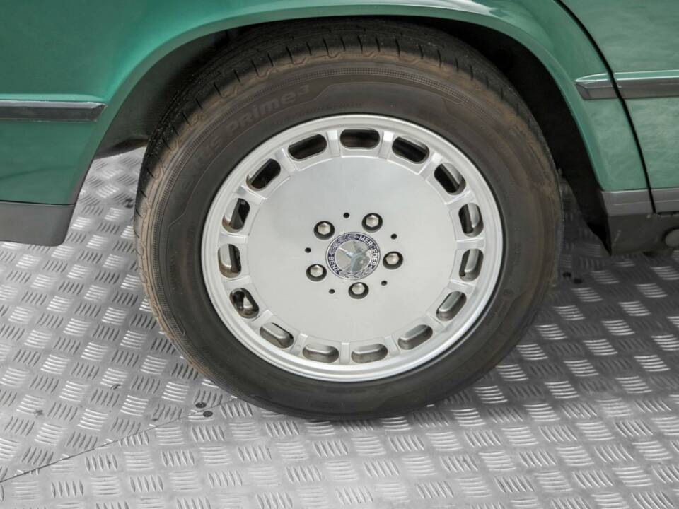 Obraz 29/50 pojazdu Mercedes-Benz 190 D 2.5 (1986)