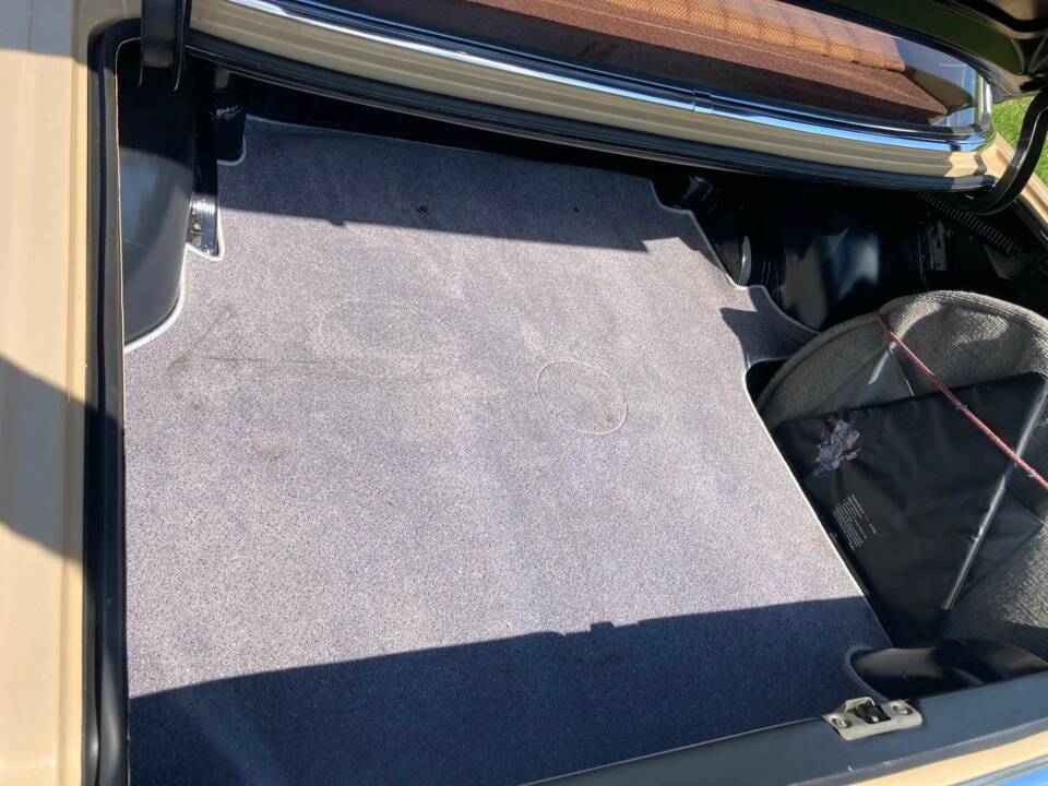 Image 36/49 de Mercedes-Benz 230&#x2F;4 (1974)