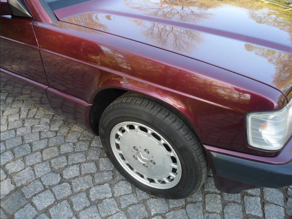Image 40/137 of Mercedes-Benz 190 E 1.8 Avantgarde &quot;Rosso&quot; (1992)