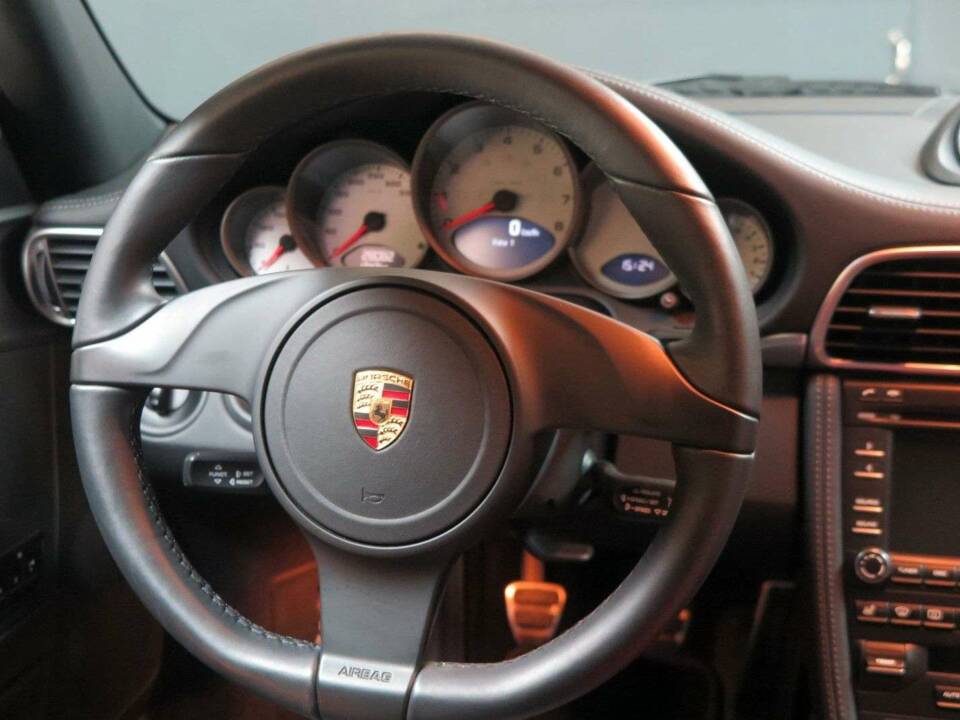 Image 16/50 of Porsche 911 Carrera 4S (2011)