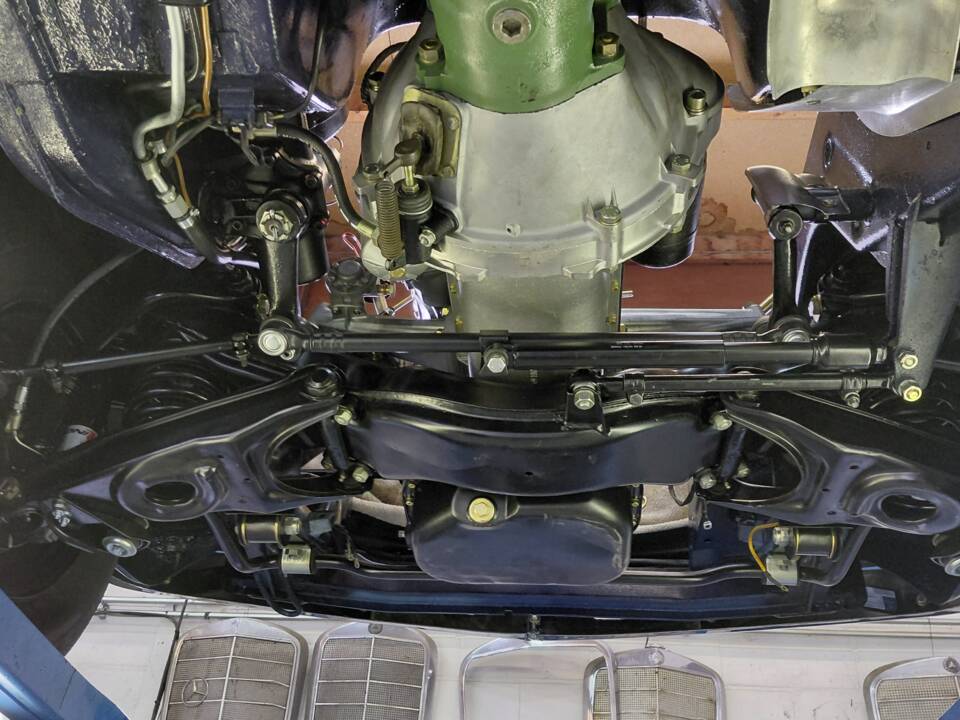 Image 24/28 of Mercedes-Benz 230 SL (1965)