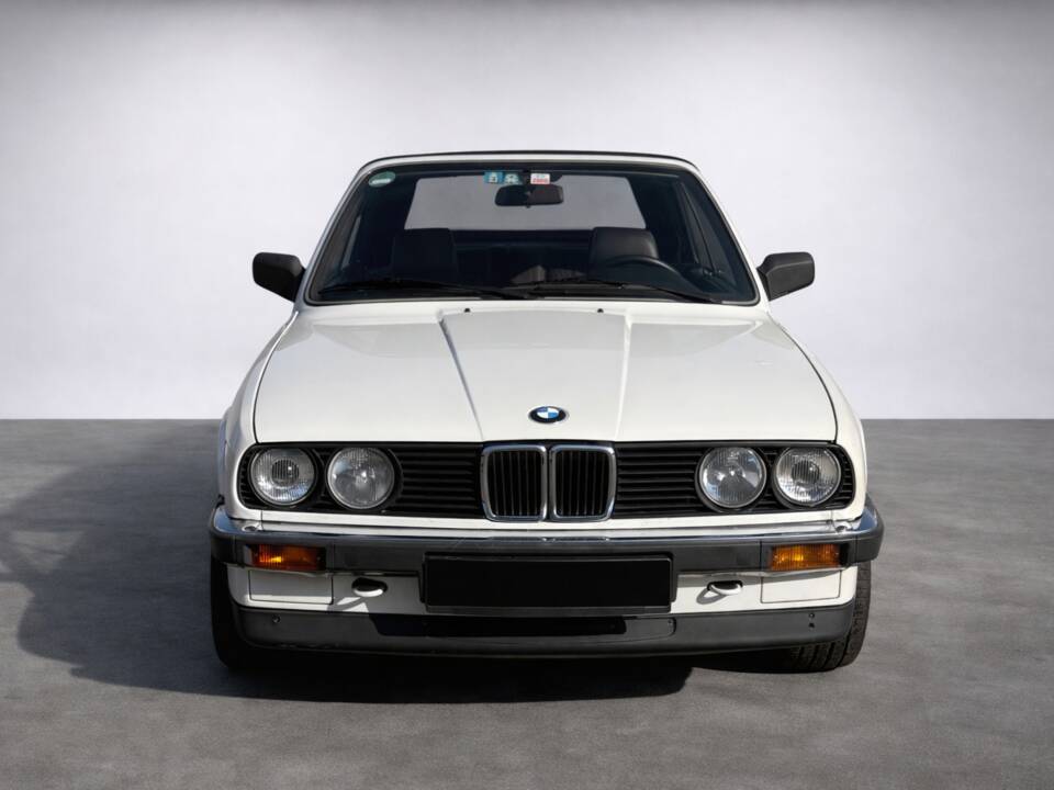 Image 2/29 of BMW 320i (1988)
