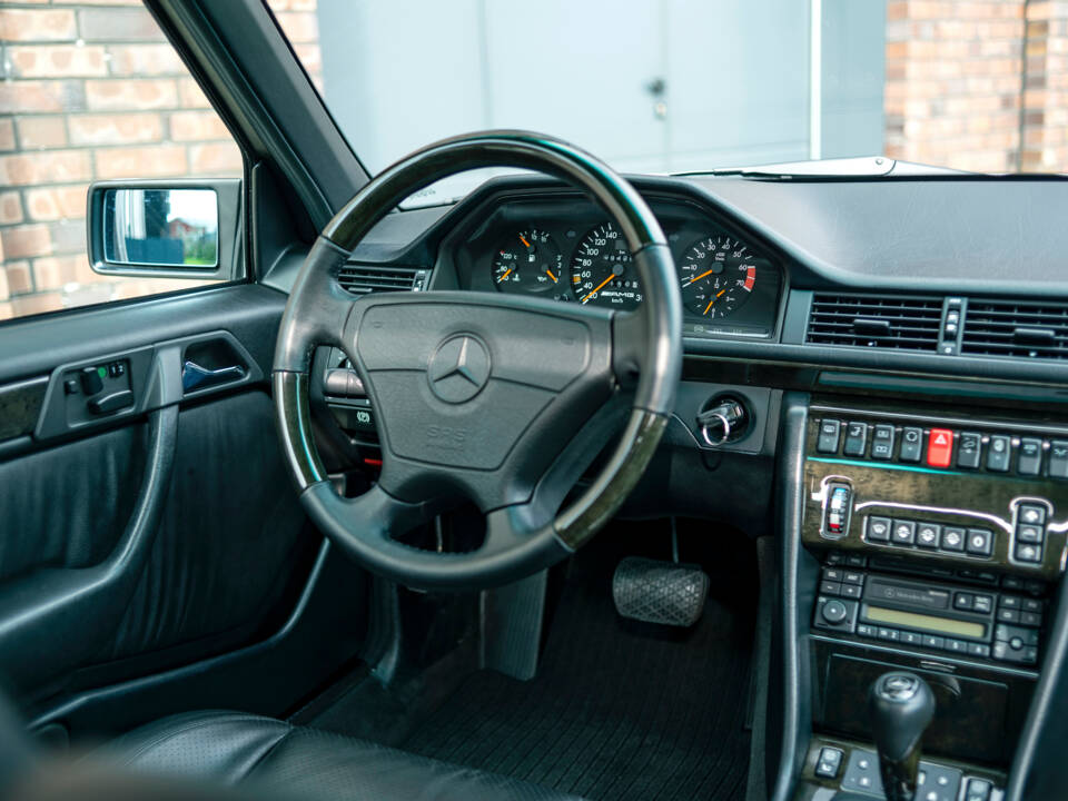 Imagen 14/20 de Mercedes-Benz E 60 AMG (1993)