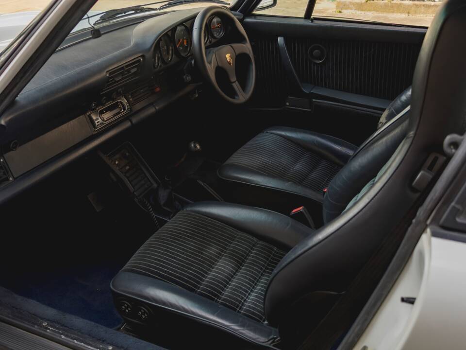 Image 7/33 of Porsche 911 Carrera 3.2 (1988)