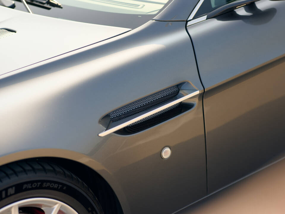 Image 8/14 of Aston Martin V8 Vantage (2007)