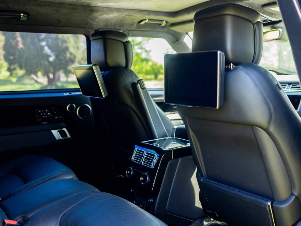 Image 37/49 of Land Rover Range Rover V8 Armoured (2022)
