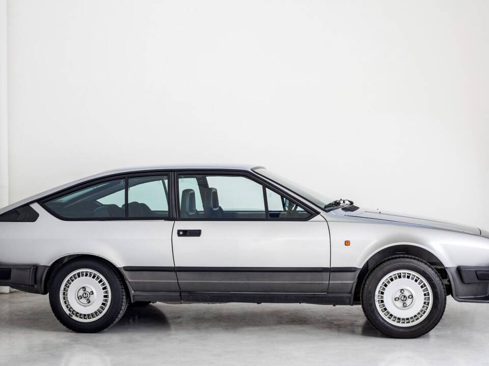 Image 6/11 of Alfa Romeo GTV 2.0 (1985)