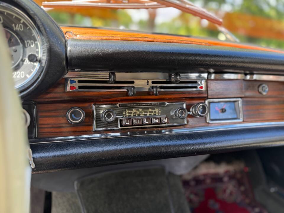 Image 26/39 de Mercedes-Benz 280 SE (1968)
