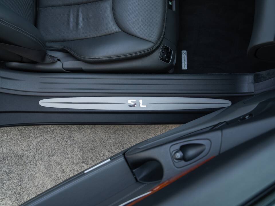 Image 33/86 de Mercedes-Benz SL 500 (2002)