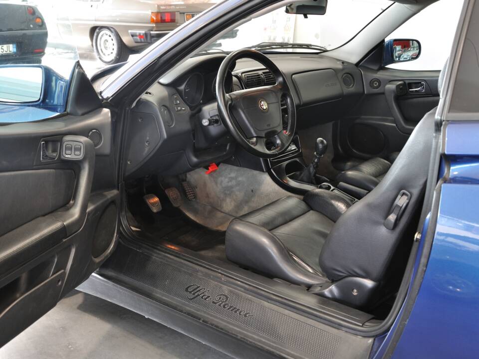 Image 13/17 of Alfa Romeo GTV 2.0 V6 Turbo (1995)