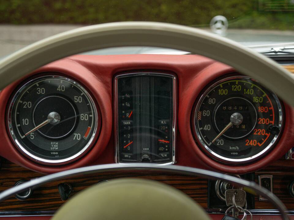 Image 59/95 of Mercedes-Benz 280 SE 3,5 (1970)