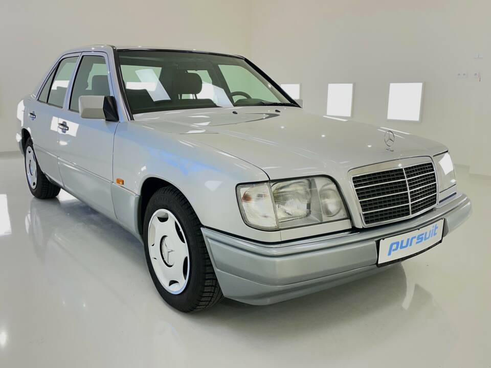 Immagine 4/32 di Mercedes-Benz E 200 (1994)