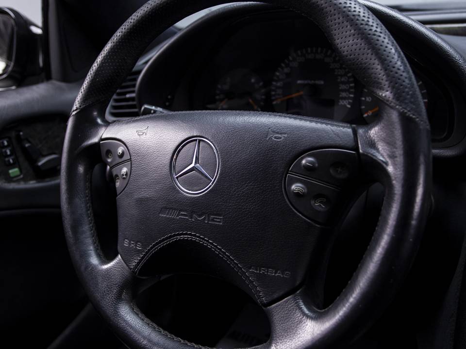 Image 22/38 de Mercedes-Benz CLK 55 AMG (2000)