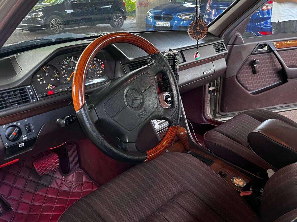 Bild 10/13 von Mercedes-Benz 260 E (1989)