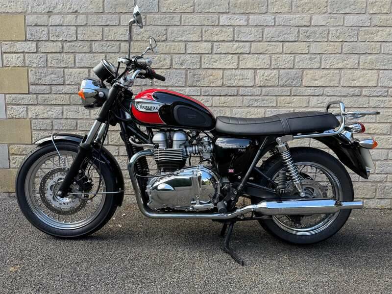 Image 2/39 of Triumph Bonneville T100 (2005)