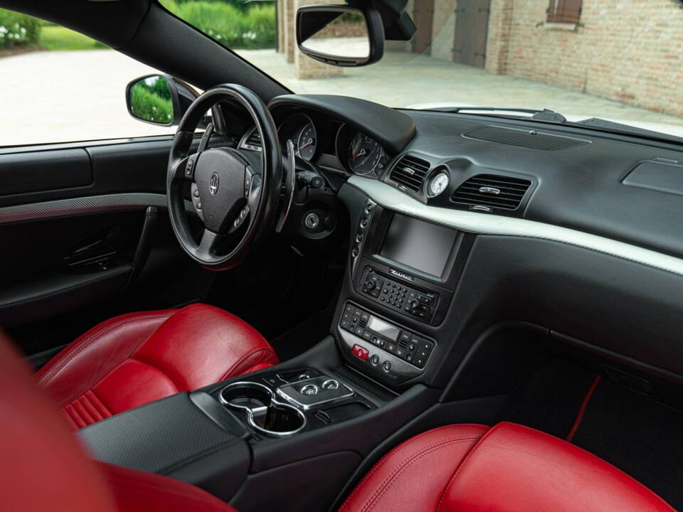 Bild 26/50 von Maserati GranTurismo 4.2 (2008)