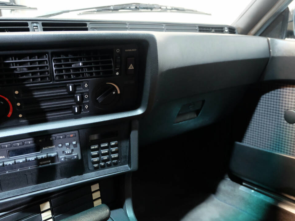 Image 11/18 de BMW 635 CSi (1986)