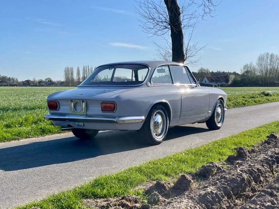 Image 30/47 de Alfa Romeo 1750 GT Veloce (1968)