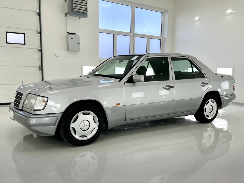 Immagine 3/32 di Mercedes-Benz E 200 (1994)