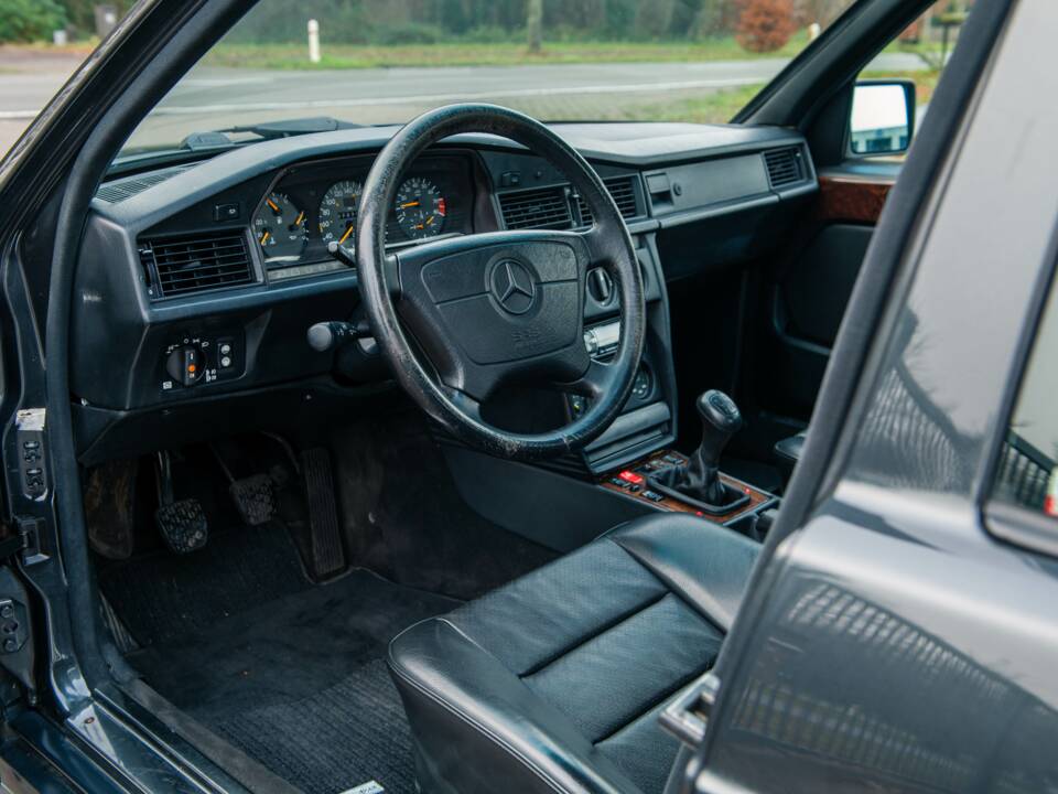 Bild 20/32 von Mercedes-Benz 190 E 2.5-16V (1992)