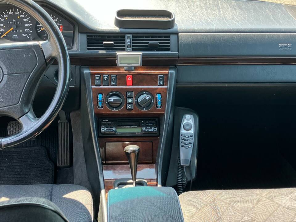 Bild 10/41 von Mercedes-Benz E 220 T (1995)