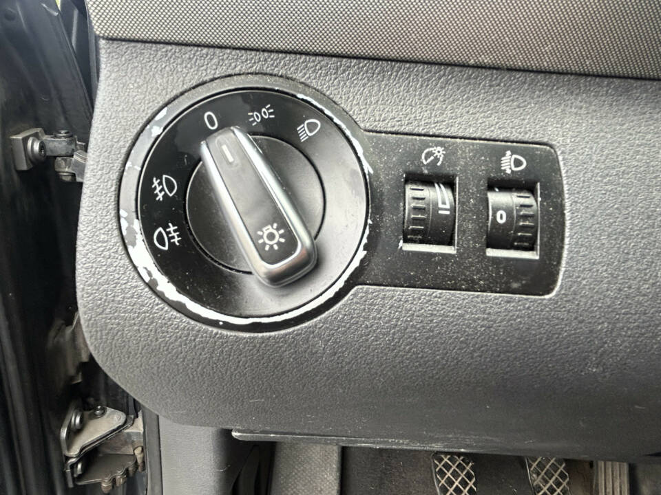Image 23/25 of Volkswagen Touran 1.4 TSI (2004)