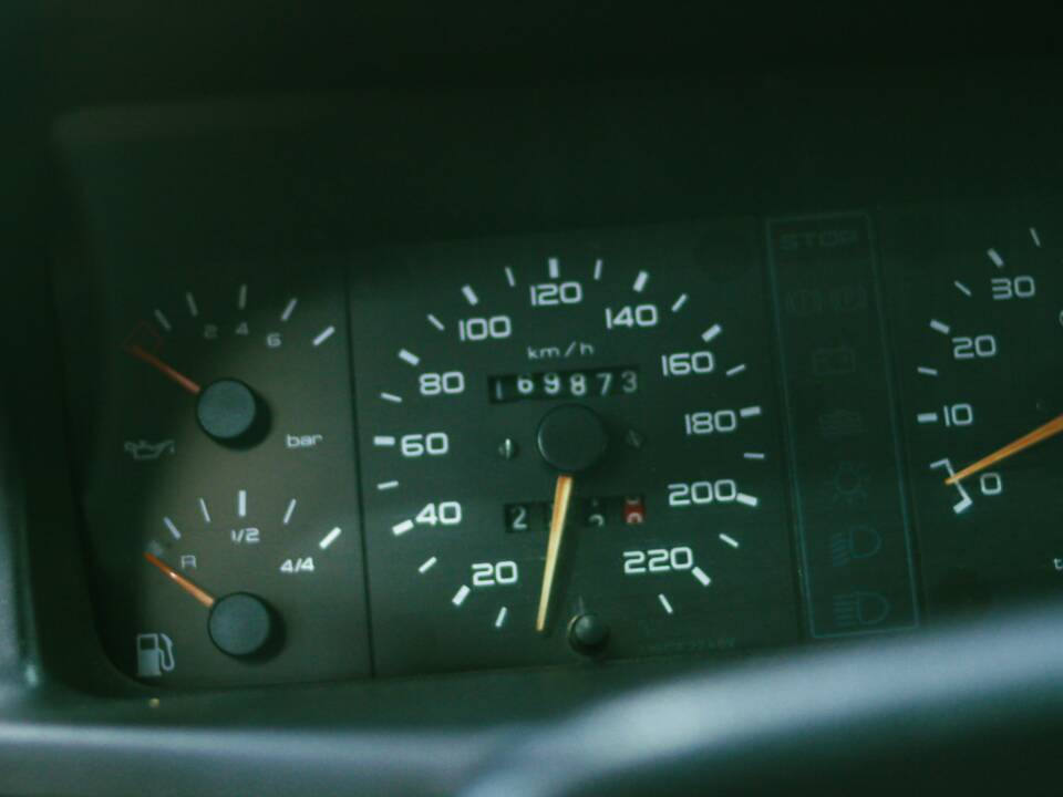 Image 17/33 of Peugeot 205 GTi 1.9 (1993)
