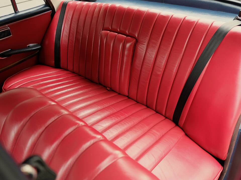 Image 25/76 de Mercedes-Benz 220 S b (1963)