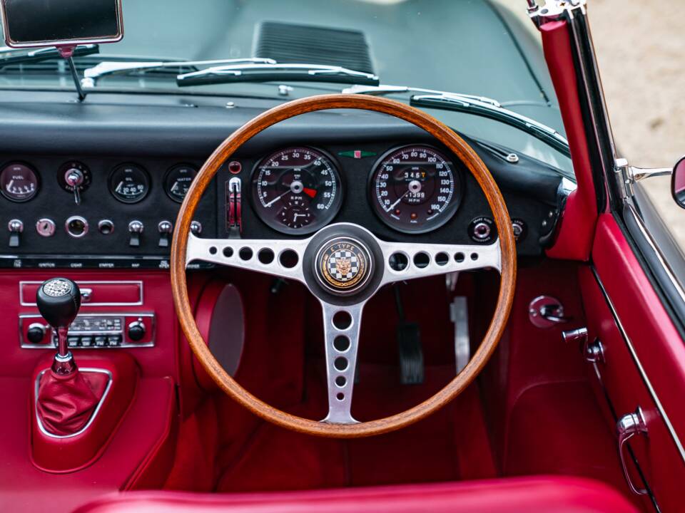 Image 25/34 de Jaguar E-Type (1968)
