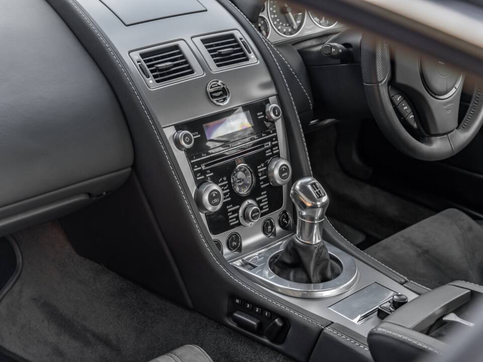 Image 33/77 of Aston Martin DBS (2009)