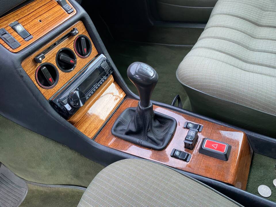 Image 34/66 of Mercedes-Benz 230 CE (1981)