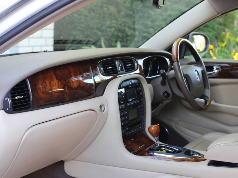 Imagen 74/77 de Jaguar XJ 8 4.2 (2005)