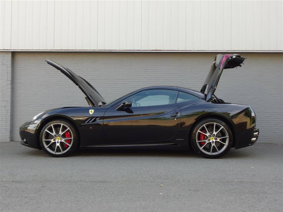 Image 40/100 of Ferrari California (2009)