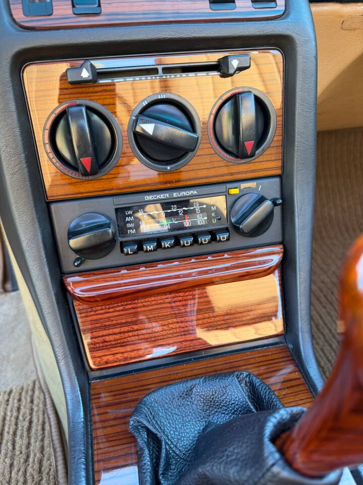 Image 23/31 of Mercedes-Benz 230 CE (1984)