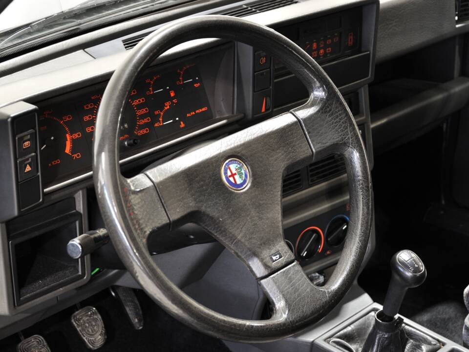 Bild 24/34 von Alfa Romeo 75 2.0 Twin Spark (1988)