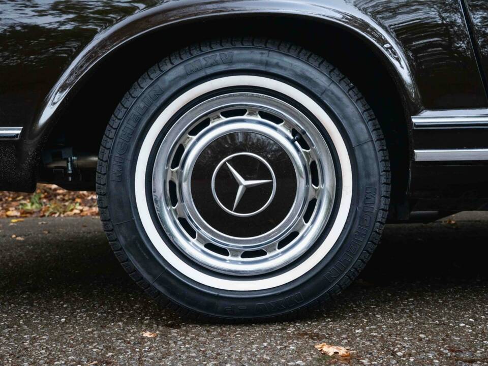 Image 13/28 of Mercedes-Benz 280 SL (1971)