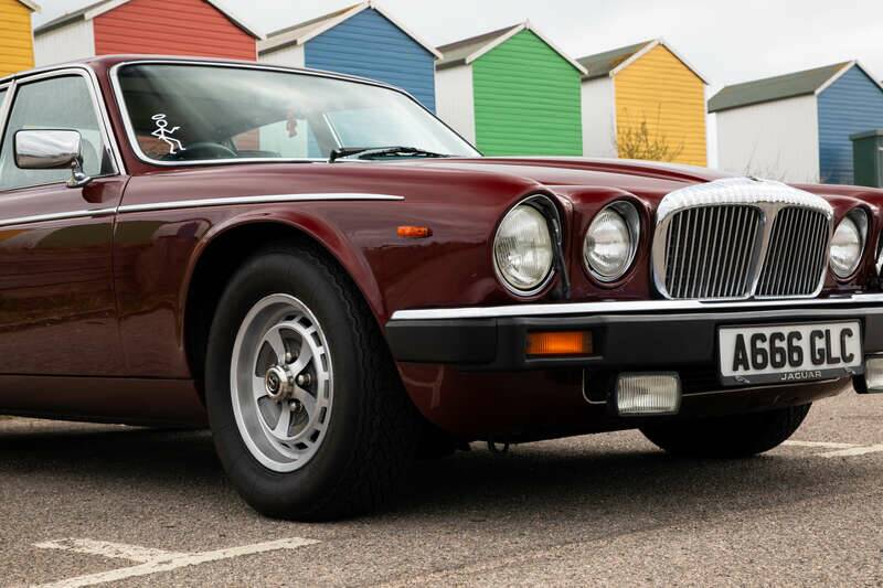 Image 18/50 of Daimler Double Six (1983)