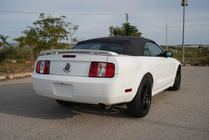 Immagine 5/7 di Ford Mustang V6 (2006)