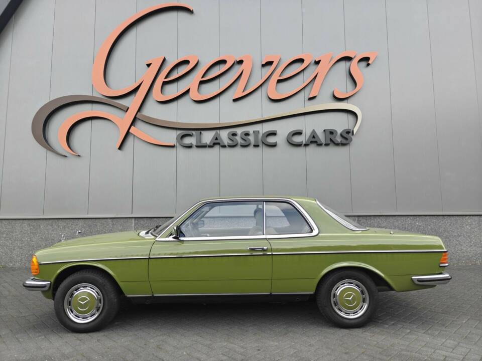 Immagine 3/50 di Mercedes-Benz 230 CE (1982)