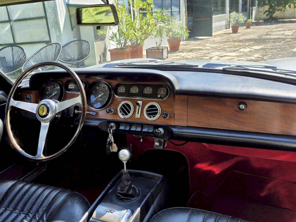 Imagen 43/66 de Ferrari 330 GT 2+2 (1964)