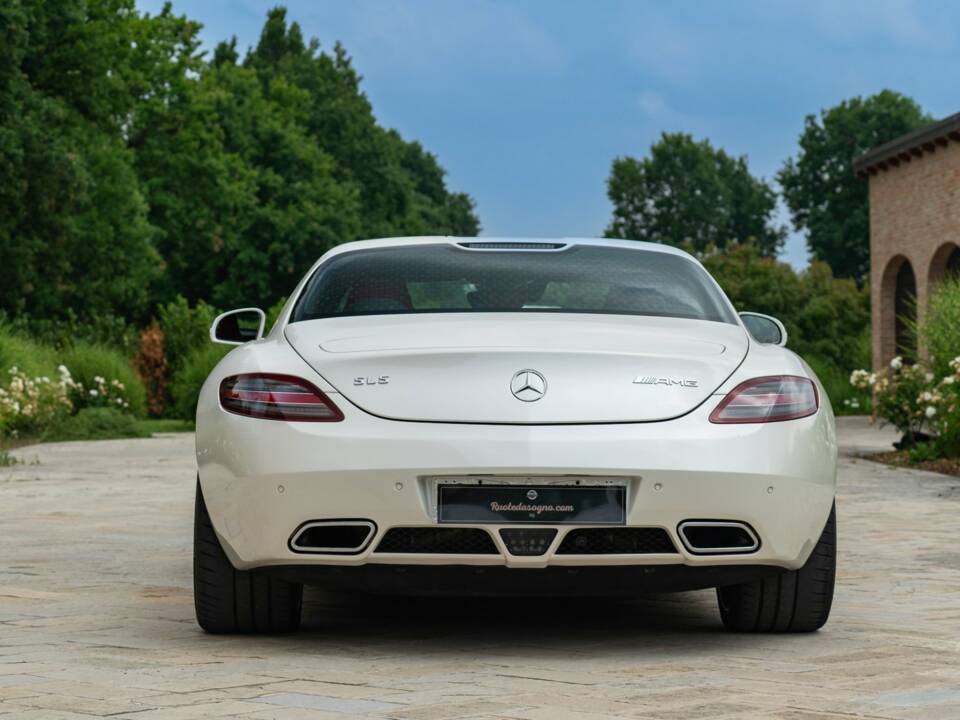 Image 11/50 of Mercedes-Benz SLS AMG (2010)