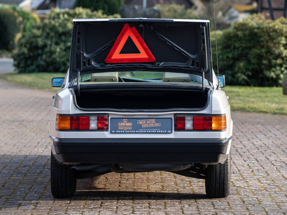 Image 18/42 de Mercedes-Benz 190 E (1984)